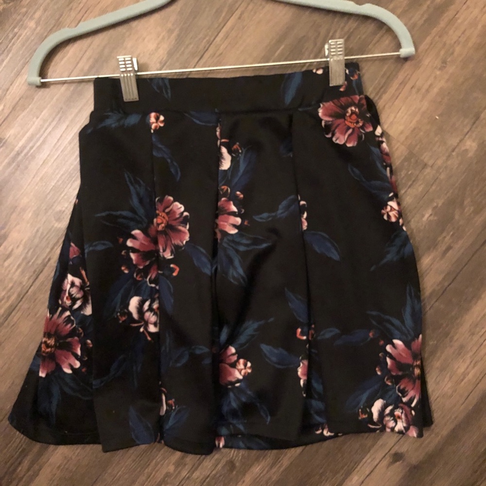 black floral skirt ❤️
